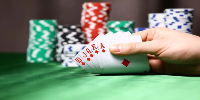 Thùng phá sảnh poker là tay bài mạnh trong game